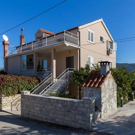 Memunic - One Bedroom With Garden View Hodilje